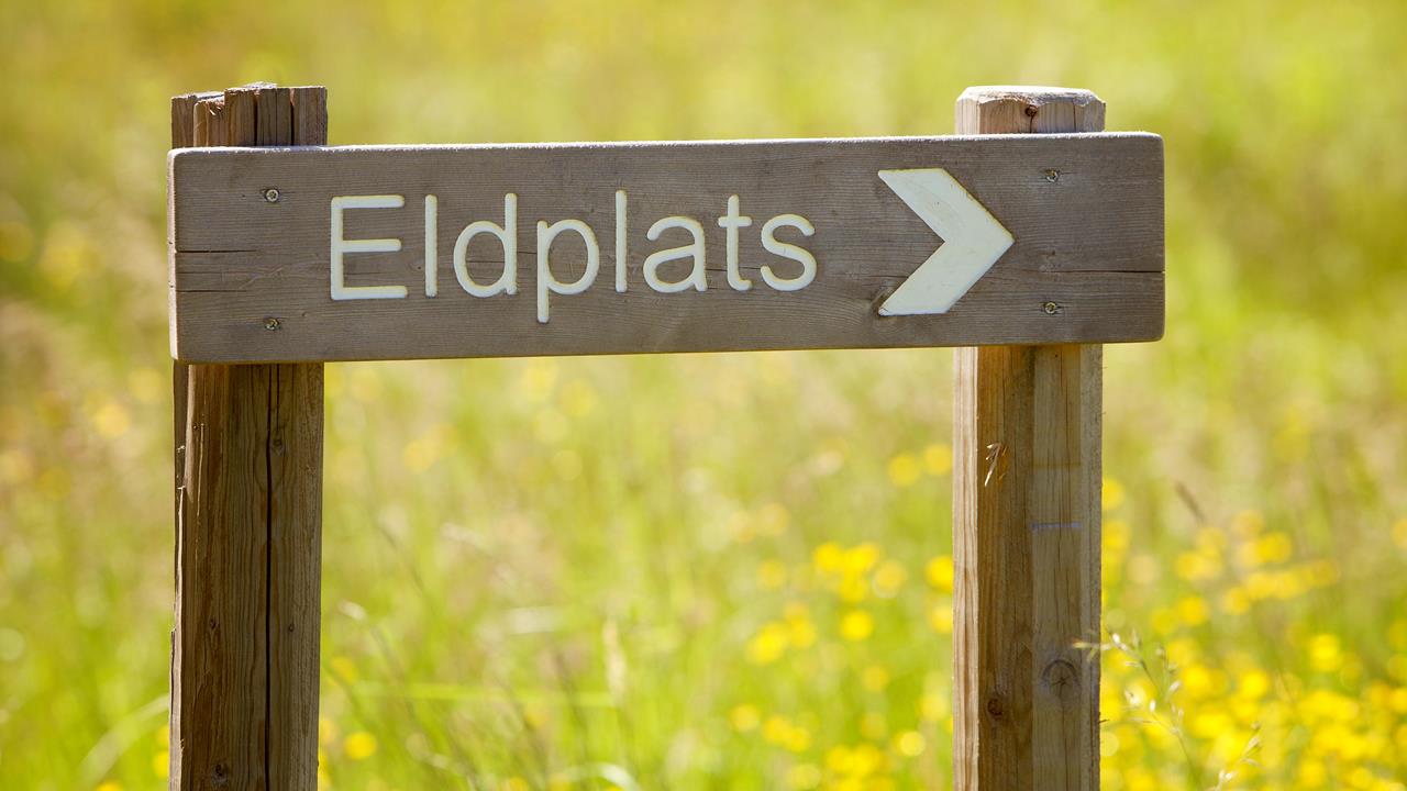 200618_Eldplats_Roland Magnusson_Mostphotos_16x9.jpg Bild på pilformad träskylt med texten "eldplats"