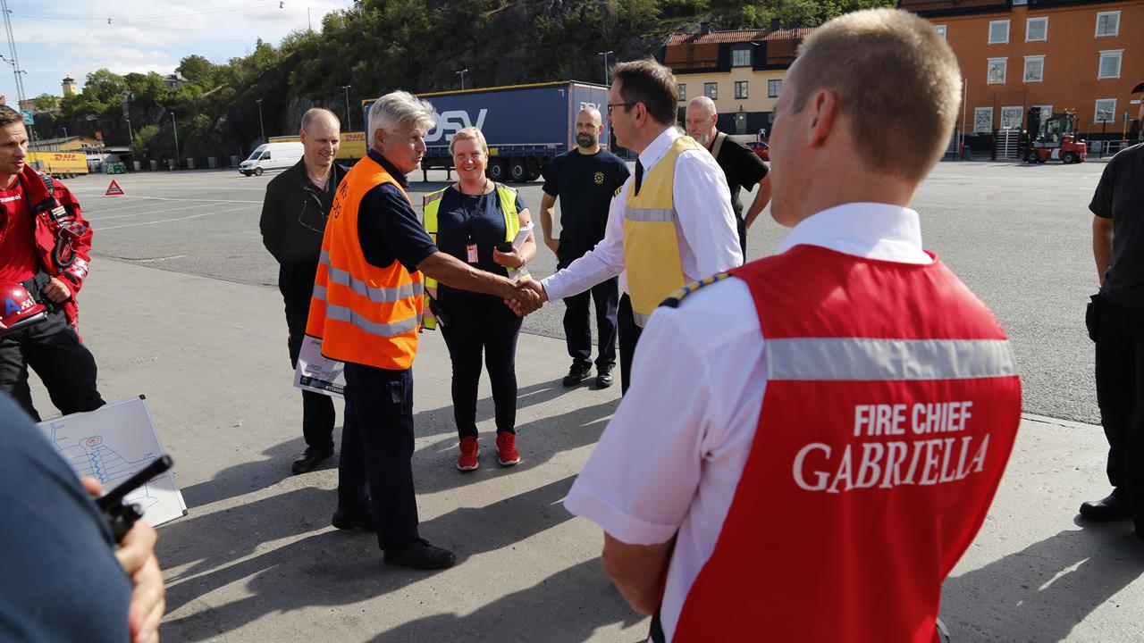 Räddningsledare och fartygskapten skakar hand