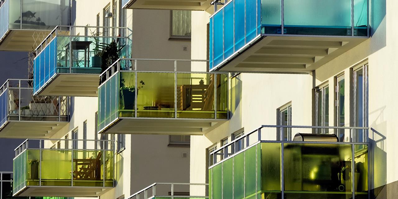 Balkonger i grönt och blått på flerfamiljshus