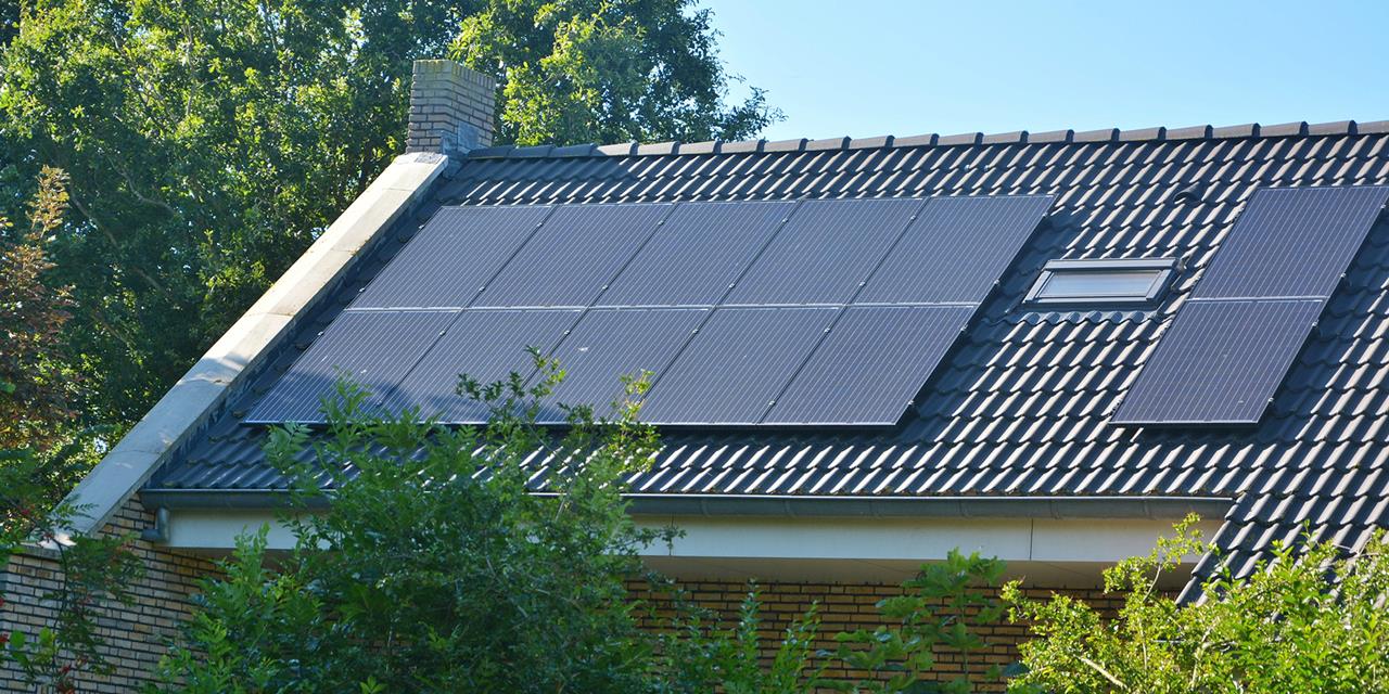 Solceller på ett villatak