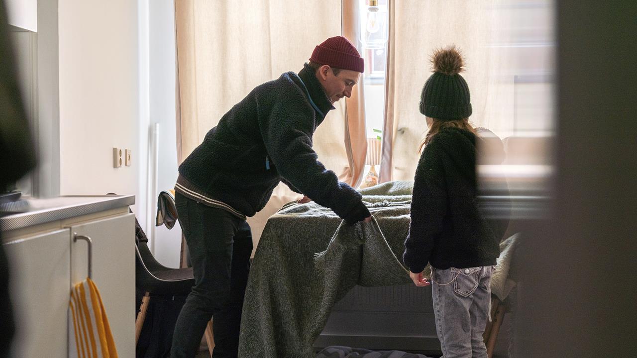 Familj håller värmen vid en kris