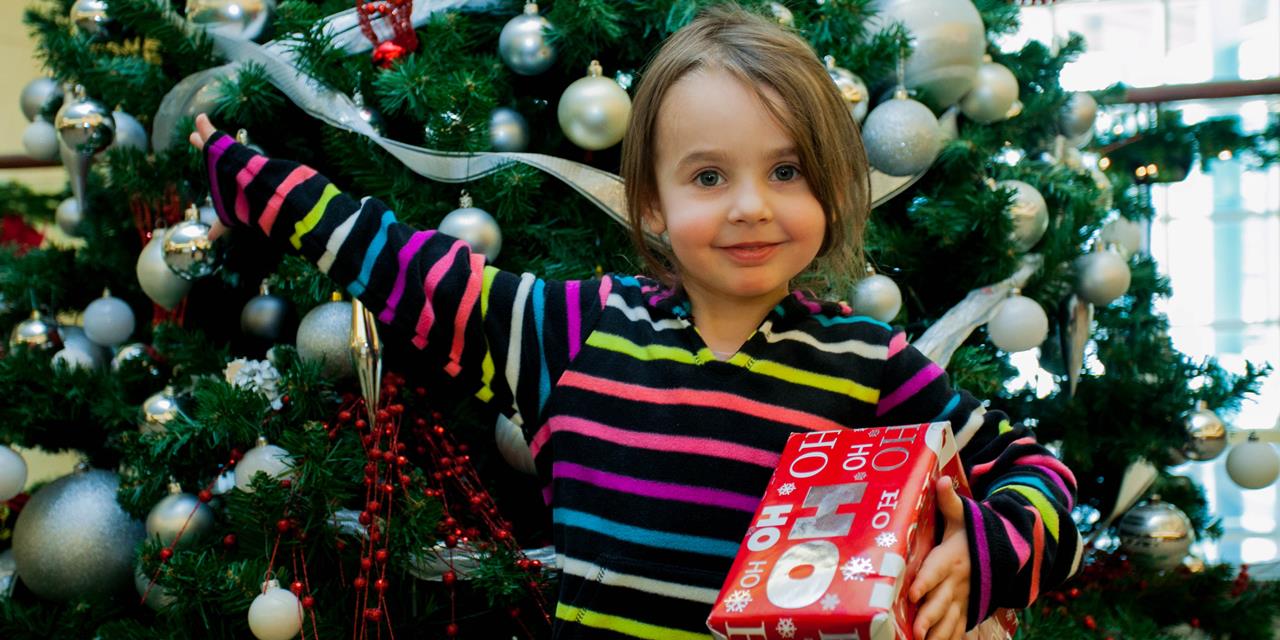 171218_Flicka vid julgran_format2x1.jpg