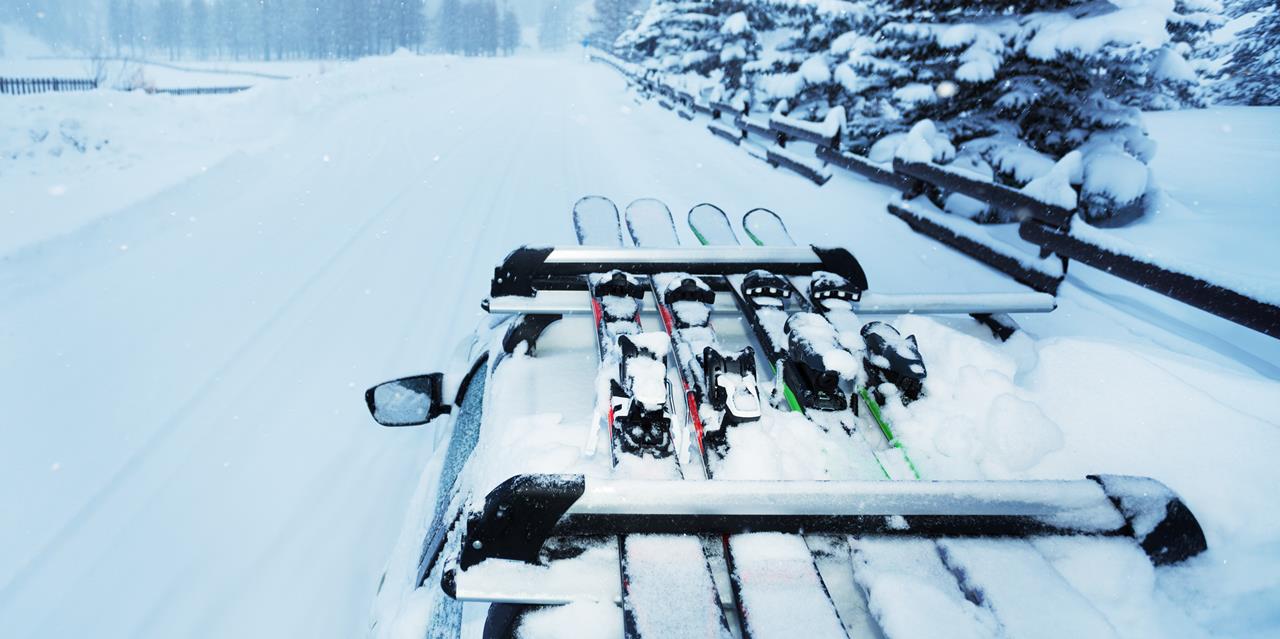 Bilresa med skidor på taket