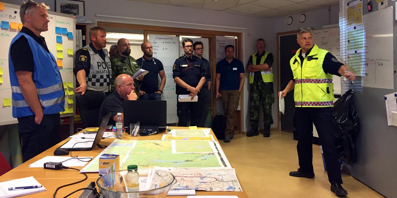 180605_Salabranden_Stabsgenomgång ledd av räddningsledare Göran Svensson på Sala brandstation _IMG_1508_2x1.jpg