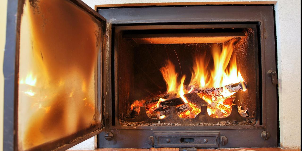 Värmande brasa Brasa i braskamin