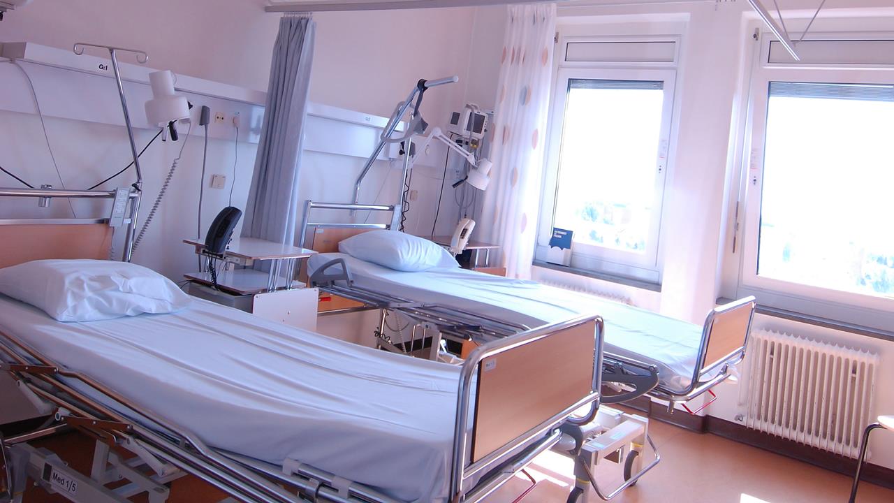 Två tomma sängar i sjukhussal