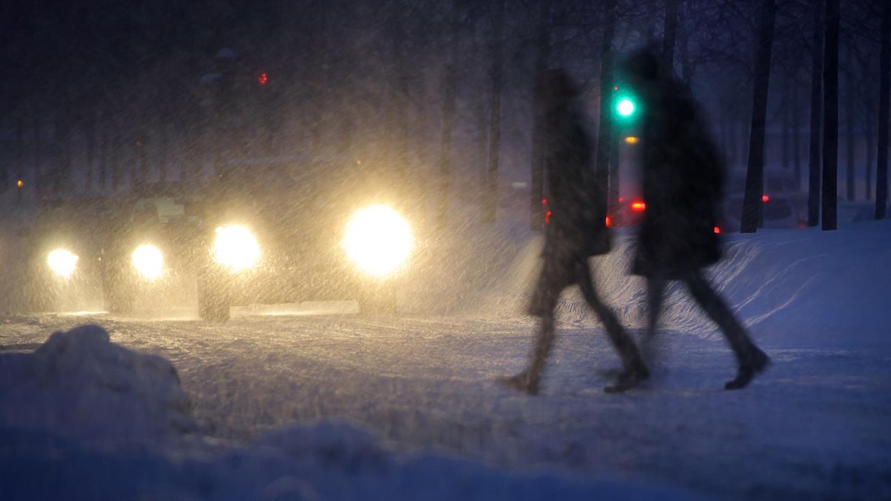 201119_Vintertrafik_halka_foto Mostphotos_16x9.jpg Bilar och människor på en snöig gata