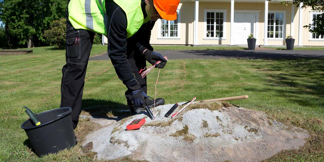 210622_Stenspräckning_Simplex_foto Powertools_2x1.jpg Stenspräckning på villatomt