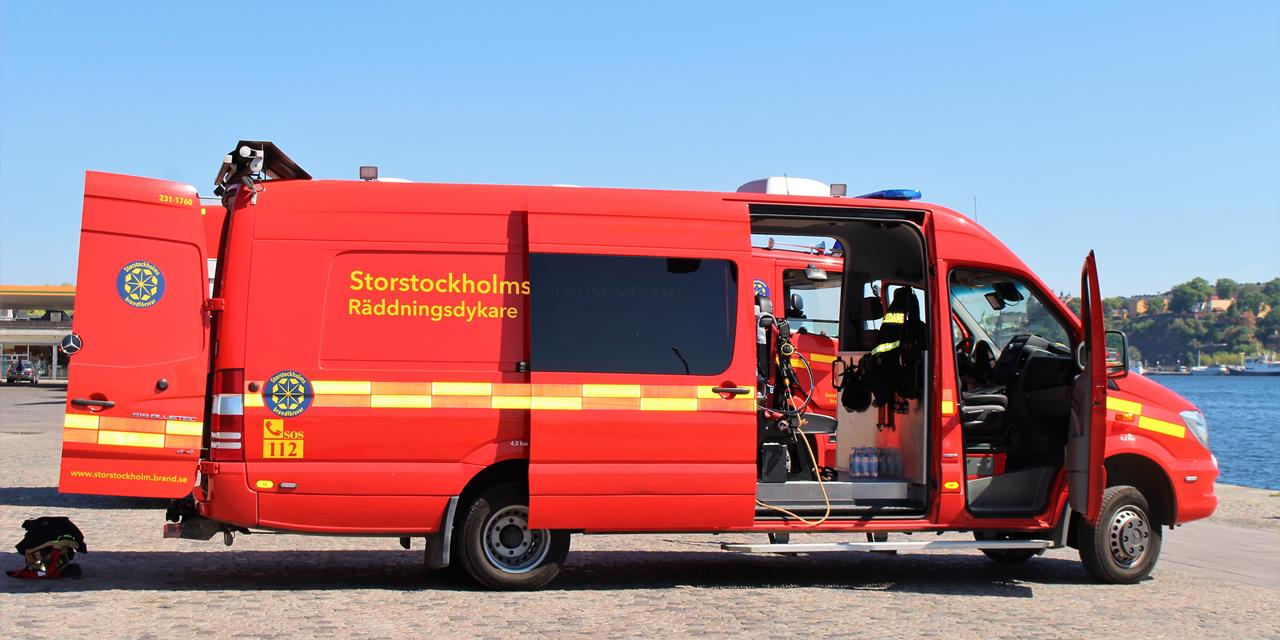 Rött räddningsfordon dyk.