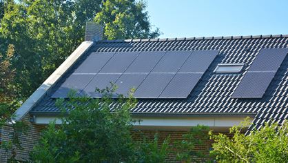 Solceller på ett villatak