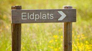 200618_Eldplats_Roland Magnusson_Mostphotos_16x9.jpg Bild på pilformad träskylt med texten "eldplats"