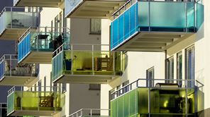 Balkonger i grönt och blått på flerfamiljshus