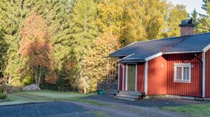 Röd stuga på hösten