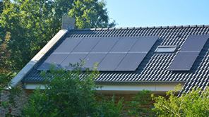 Solceller på ett villatak