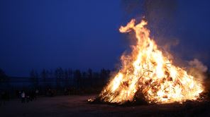 200421_Valborgsfirande_foto Mostphotos_16x9.jpg Flammande valborgsmässoeld