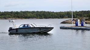 210623_Tanka fritidsbåt_foto Johan Bjurer-Mostphotos_16x9.jpg Fritidsbåt på väg till sjömacken